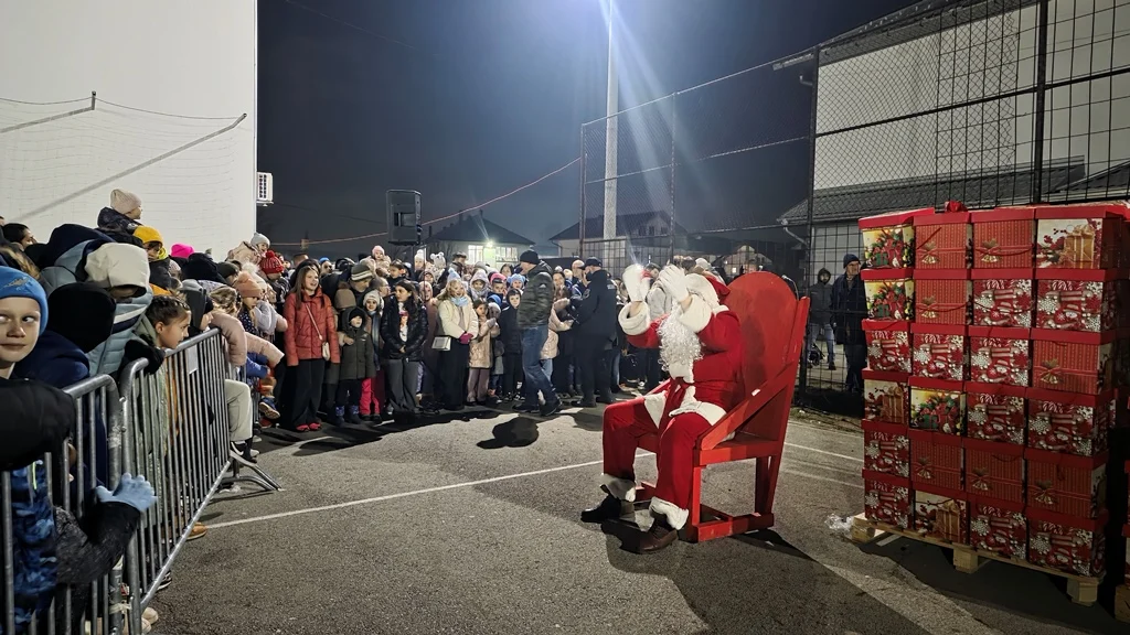 Dječja Nova godina uljepšala Kladušku zimu: Osmijesi i paketići za najmlađe
