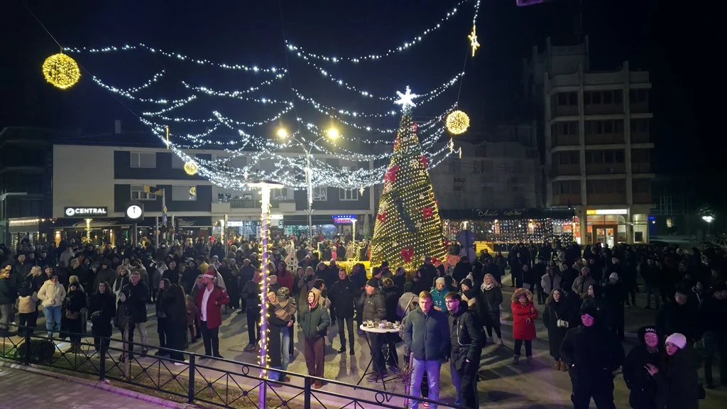 Uz muziku i dobru atmosferu građani Velike Kladuše dočekali Novu 2026. godinu